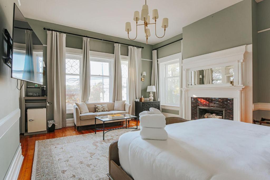 The Historic Berkeley Place Staunton Room photo