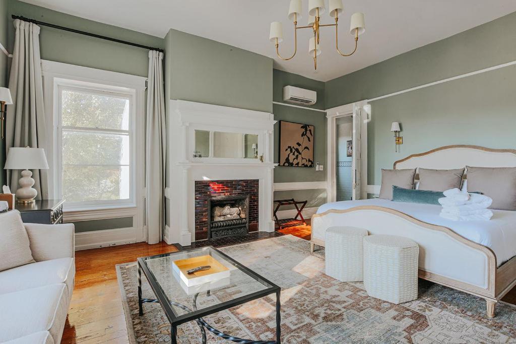 The Historic Berkeley Place Staunton Room photo
