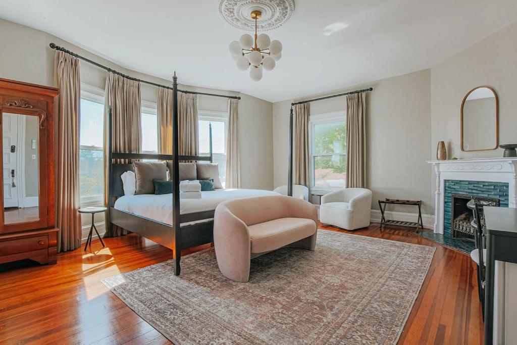 The Historic Berkeley Place Staunton Room photo